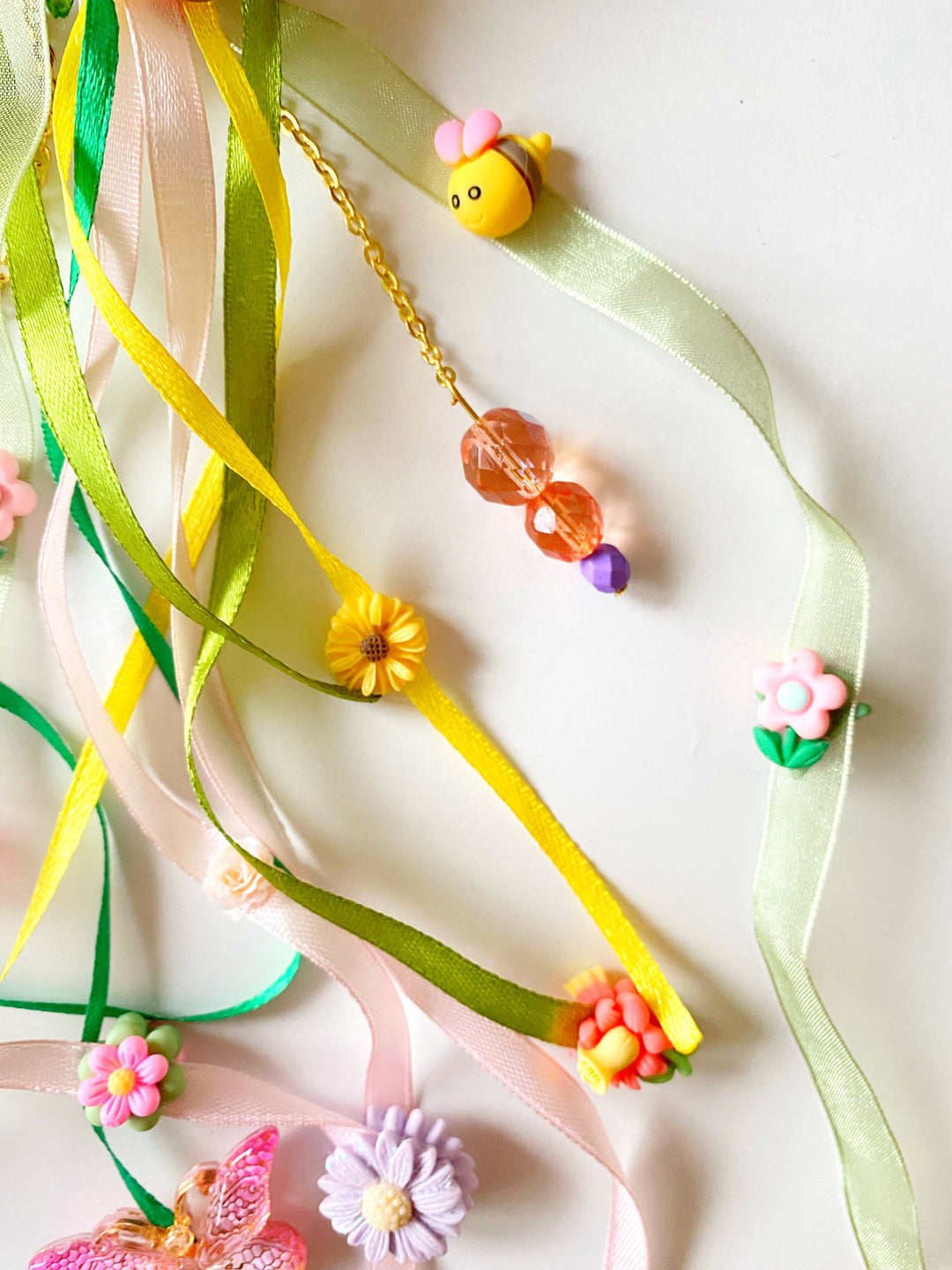 Taschenanhänger „Fluttering Meadow“ mit Häschen und Biene | Einzigartiges Unikat