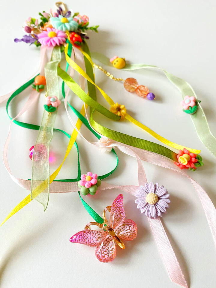 Taschenanhänger „Fluttering Meadow“ mit Häschen und Biene | Einzigartiges Unikat