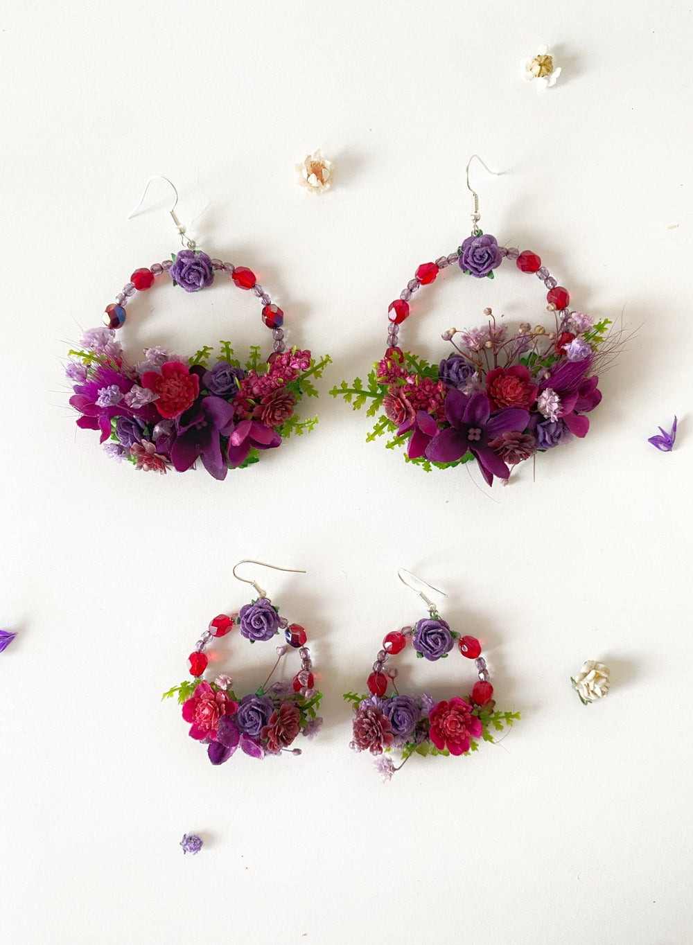 Purple and burgundy wedding flower set: bracelet, earrings in two sizes and boutonniere for groom – handmade floral hair accessory by magaela