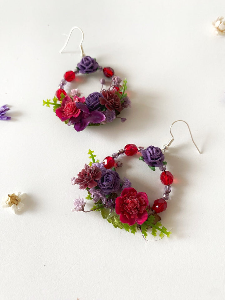 Purple and burgundy wedding flower set: bracelet, earrings in two sizes and boutonniere for groom – handmade floral hair accessory by magaela
