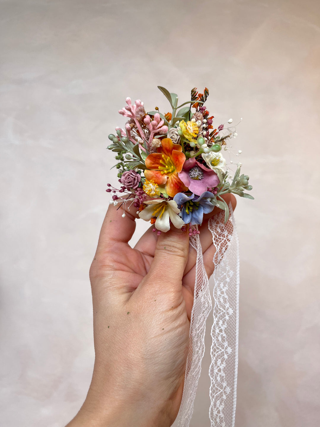 Pastellfarbenes Spitzenblumen-Armband | Braut-Ansteckblume für das Handgelenk