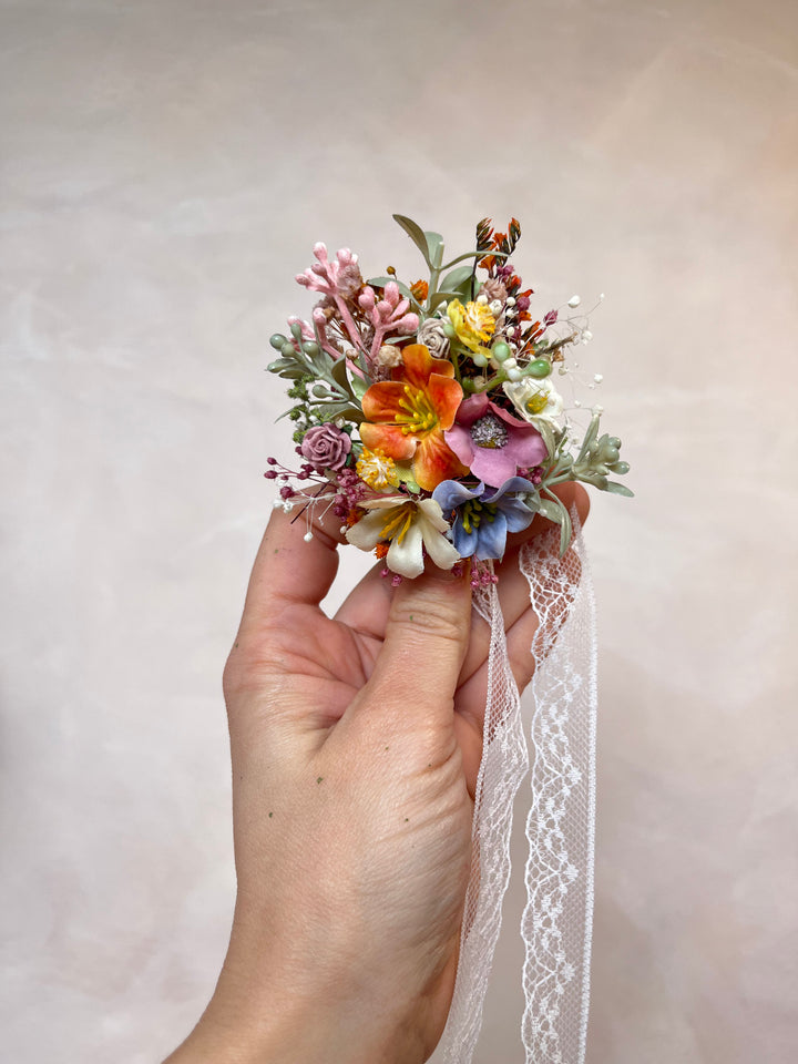 Pastellfarbenes Spitzenblumen-Armband | Braut-Ansteckblume für das Handgelenk