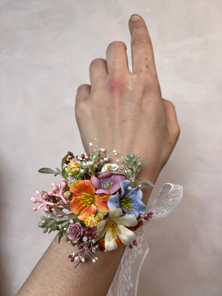 Pastellfarbenes Spitzenblumen-Armband | Braut-Ansteckblume für das Handgelenk
