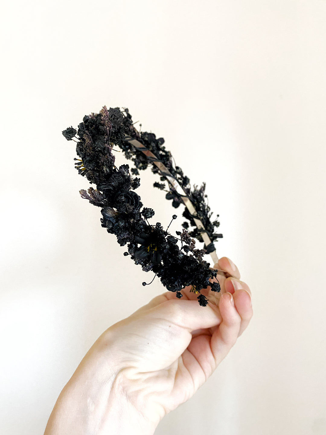 Zartes schwarzes Blumen-Stirnband | Schwarze Kollektion