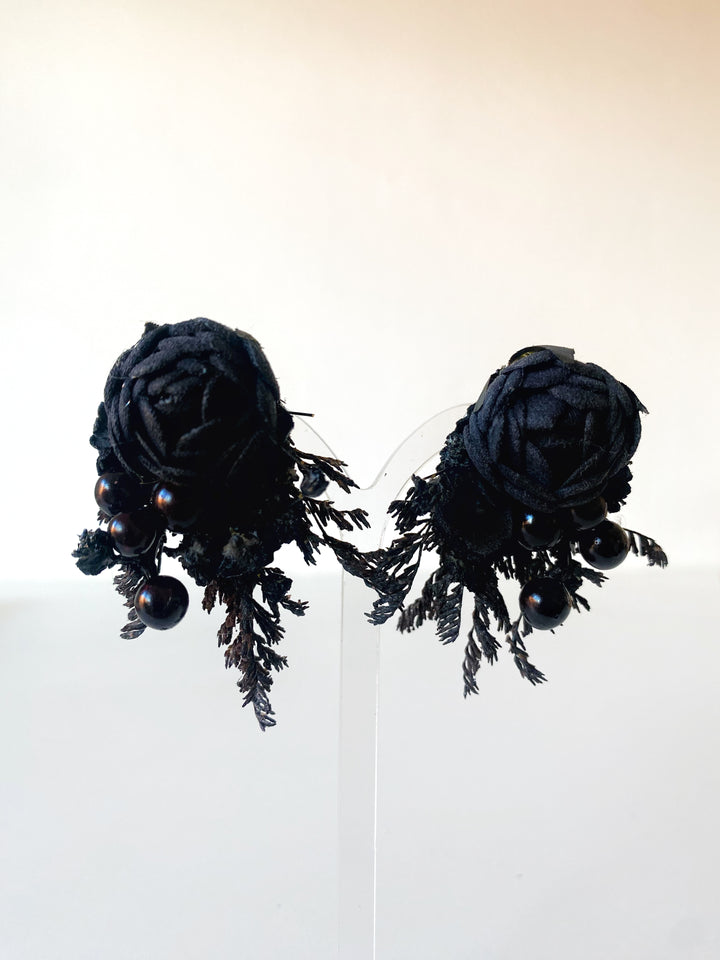 Schwarze Pfingstrosen-Ohrstecker | Black Collection
