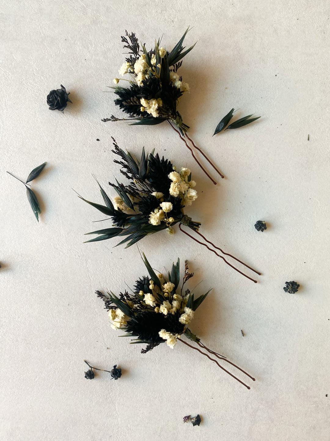 Natürliche schwarz-weiße Blumen-Haarnadeln | Black Collection