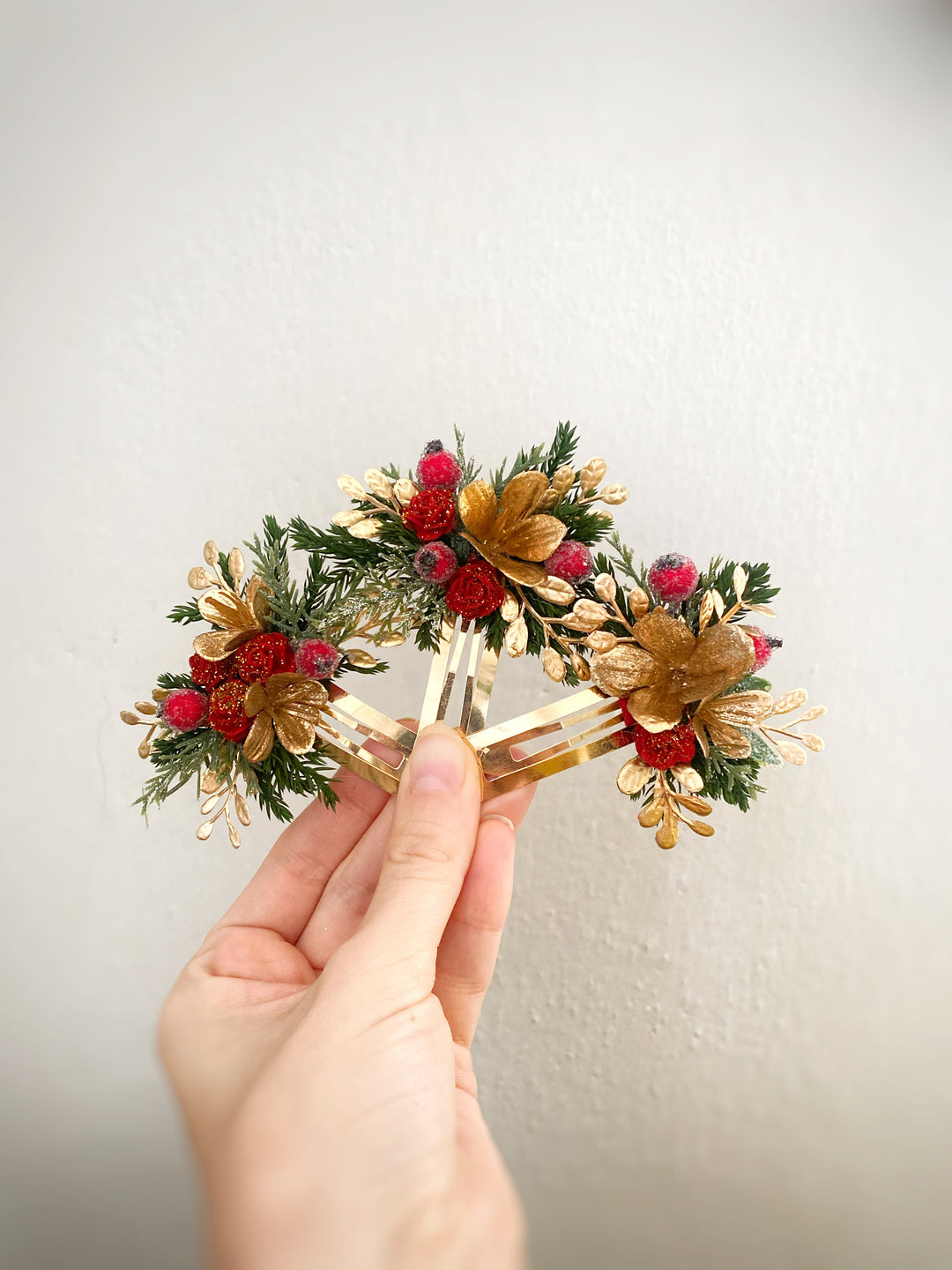 Red and Gold Christmas Snap Clip | Roses and Frosted Berries