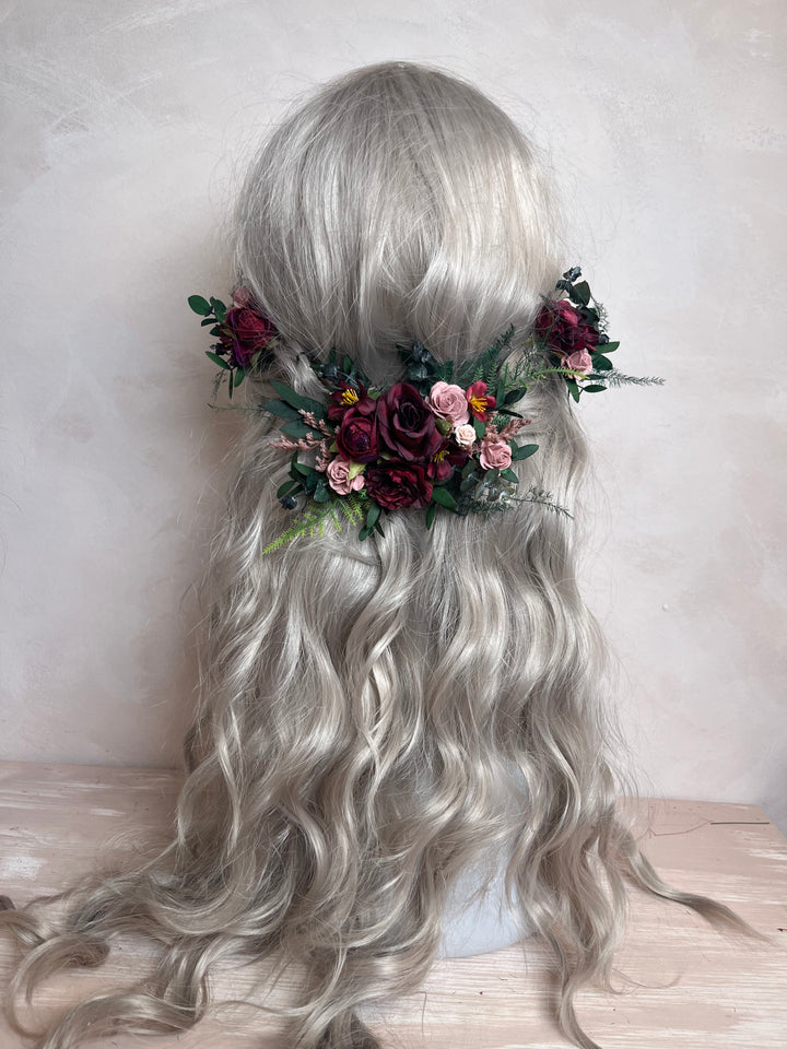 Burgunderroter Herbst-Haarschmuck mit Pfingstrosen, Rosen, Eukalyptus und Wasserfall-Blumenklammern