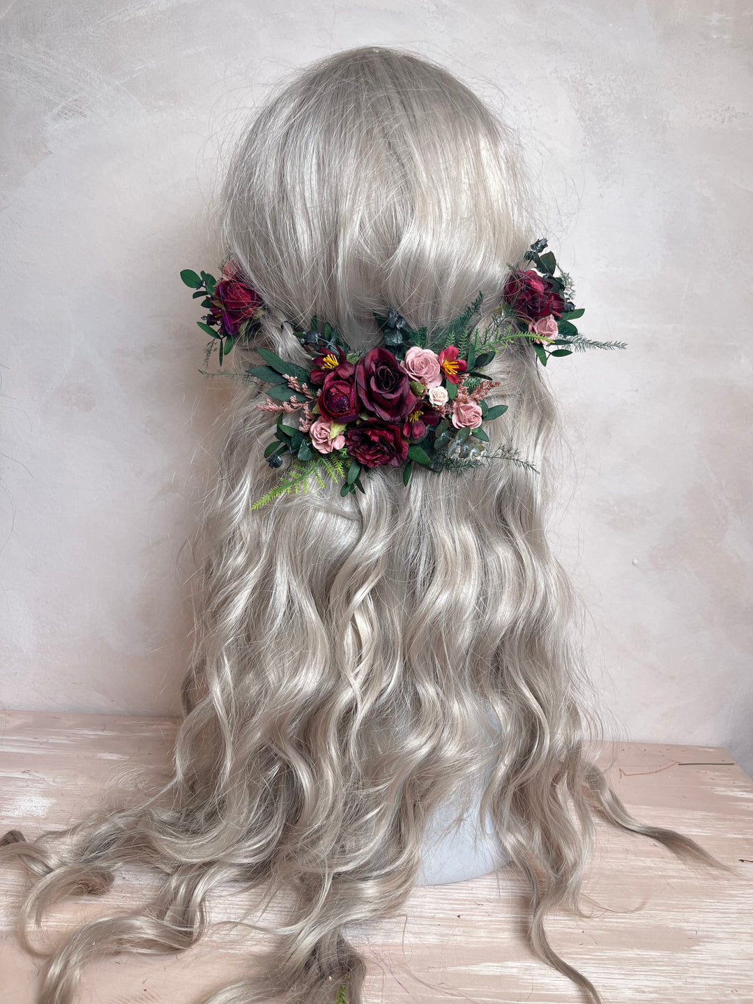 Burgunderroter Herbst-Haarschmuck mit Pfingstrosen, Rosen, Eukalyptus und Wasserfall-Blumenklammern