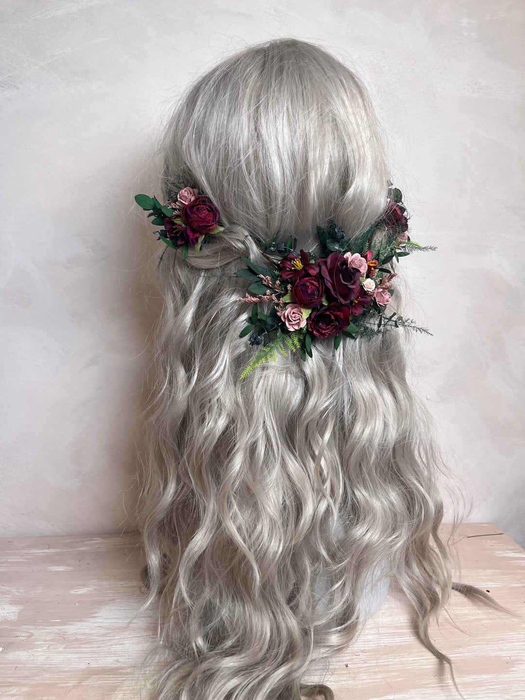 Burgunderroter Herbst-Haarschmuck mit Pfingstrosen, Rosen, Eukalyptus und Wasserfall-Blumenklammern