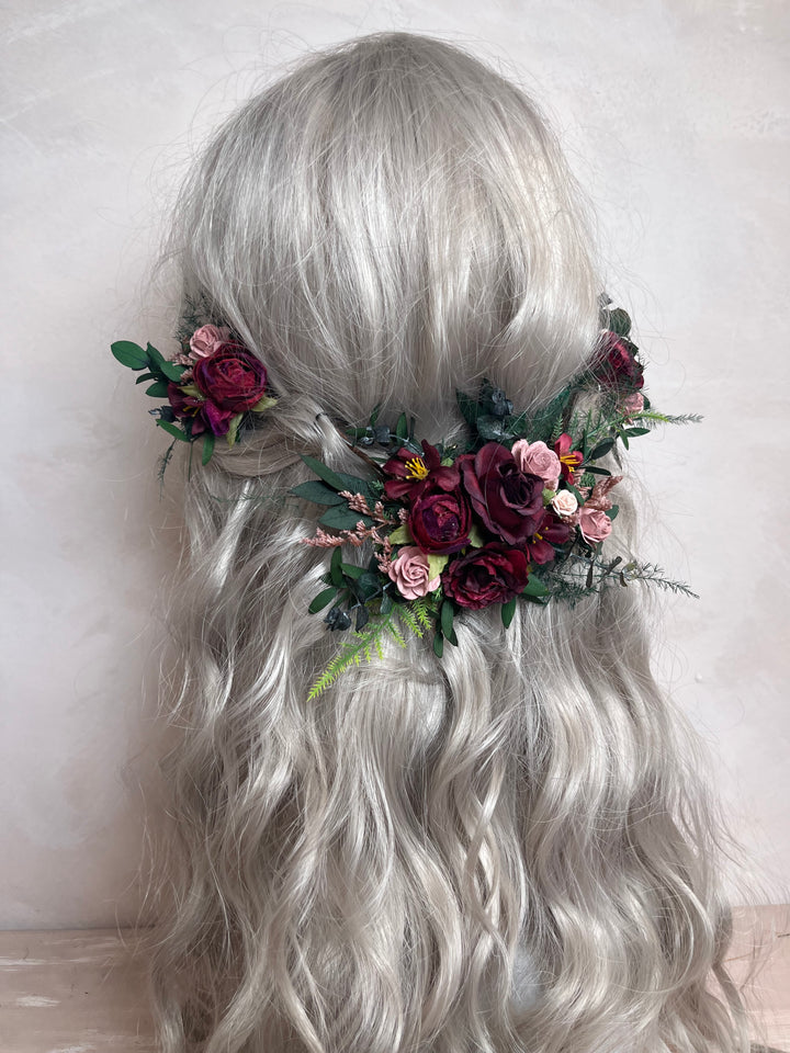 Burgunderroter Herbst-Haarschmuck mit Pfingstrosen, Rosen, Eukalyptus und Wasserfall-Blumenklammern