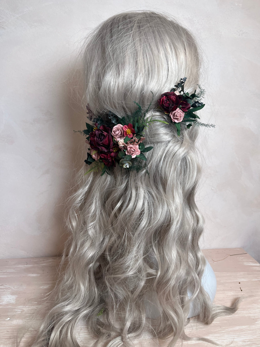 Burgunderroter Herbst-Haarschmuck mit Pfingstrosen, Rosen, Eukalyptus und Wasserfall-Blumenklammern