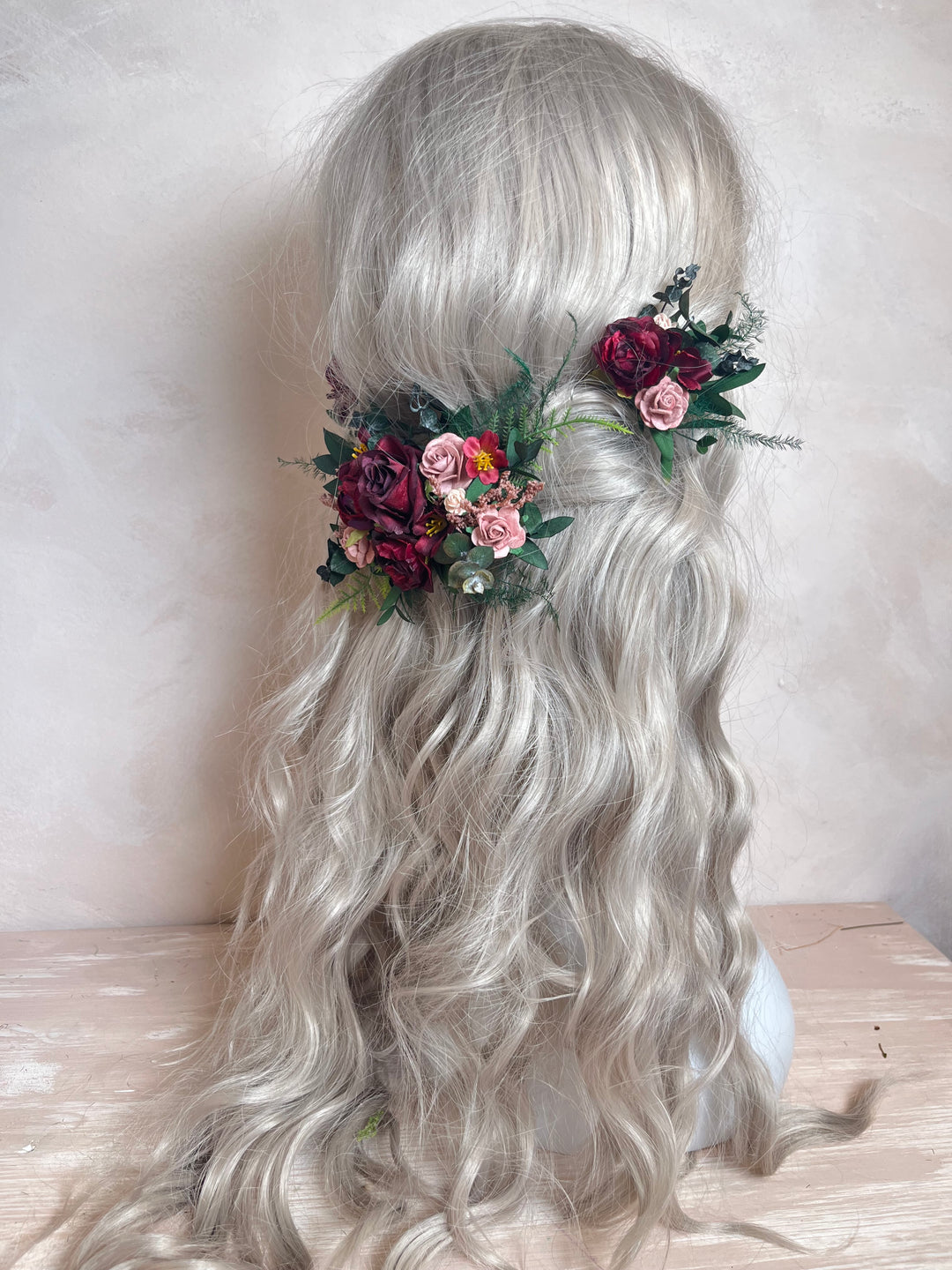 Burgunderroter Herbst-Haarschmuck mit Pfingstrosen, Rosen, Eukalyptus und Wasserfall-Blumenklammern
