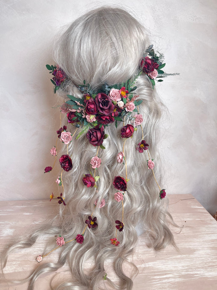 Burgunderroter Herbst-Haarschmuck mit Pfingstrosen, Rosen, Eukalyptus und Wasserfall-Blumenklammern