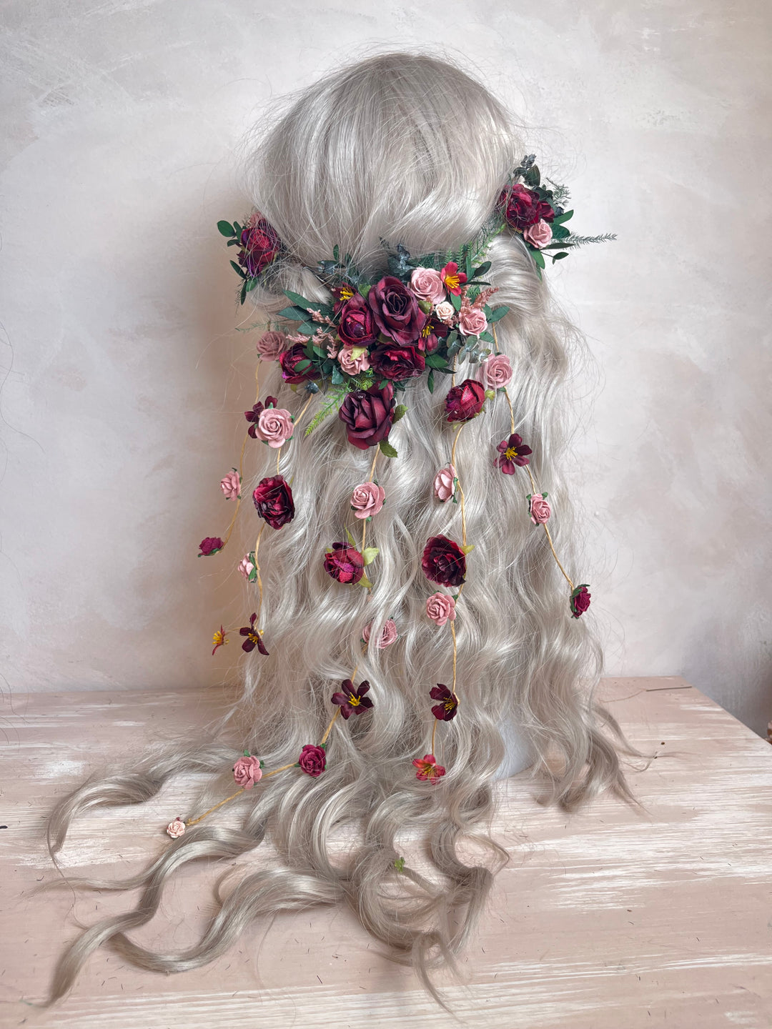 Burgunderroter Herbst-Haarschmuck mit Pfingstrosen, Rosen, Eukalyptus und Wasserfall-Blumenklammern