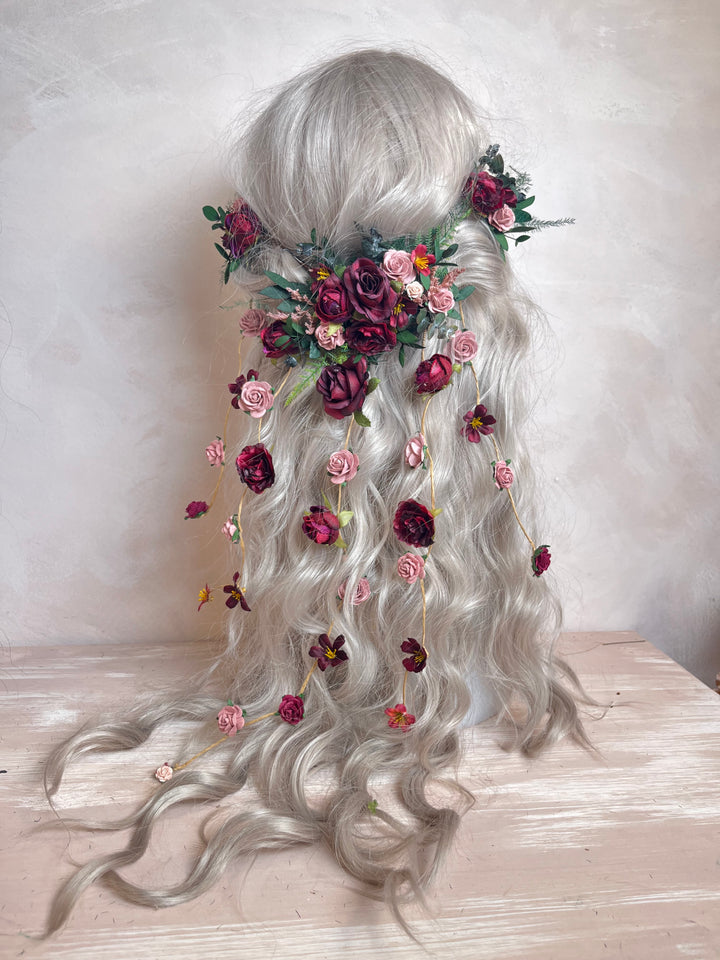 Burgunderroter Herbst-Haarschmuck mit Pfingstrosen, Rosen, Eukalyptus und Wasserfall-Blumenklammern
