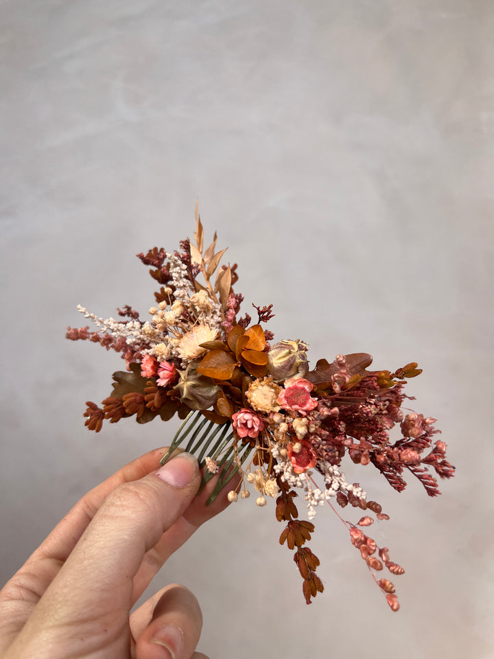 Haarkamm aus Trockenblumen | Terrakotta, Rost und Rouge mit Schleierkraut