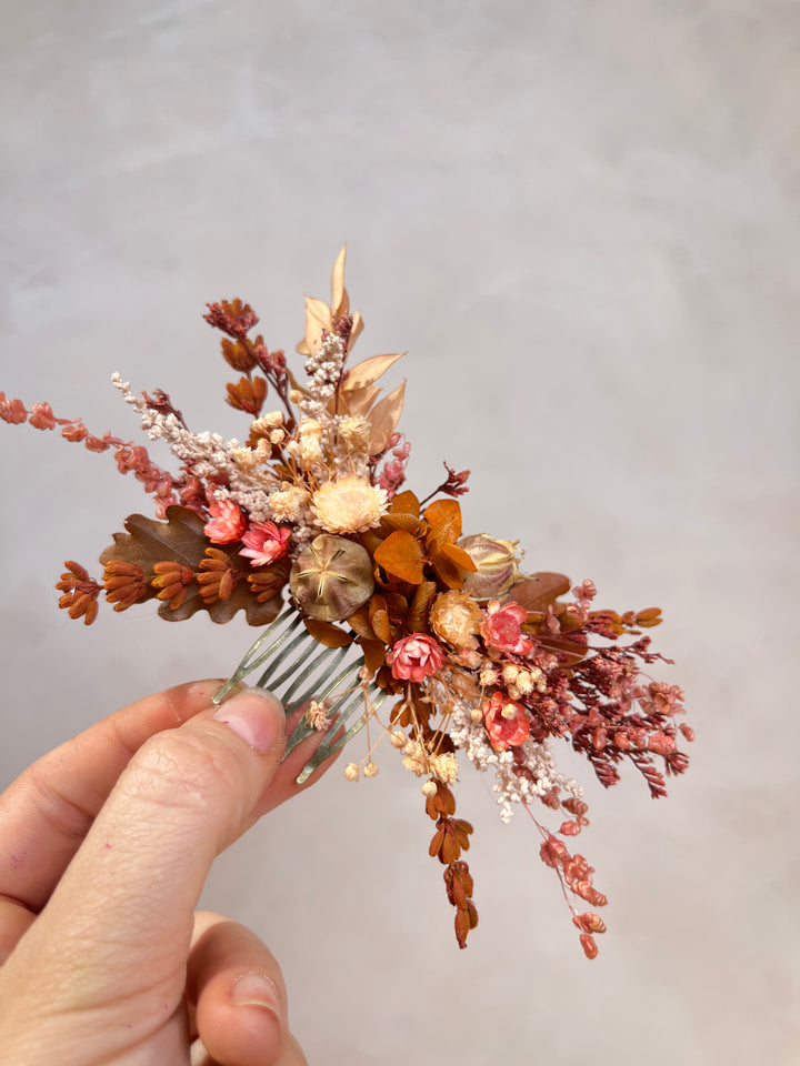 Haarkamm aus Trockenblumen | Terrakotta, Rost und Rouge mit Schleierkraut