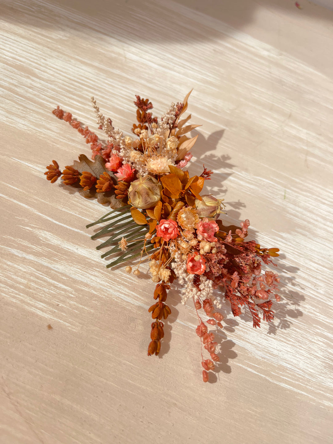 Haarkamm aus Trockenblumen | Terrakotta, Rost und Rouge mit Schleierkraut