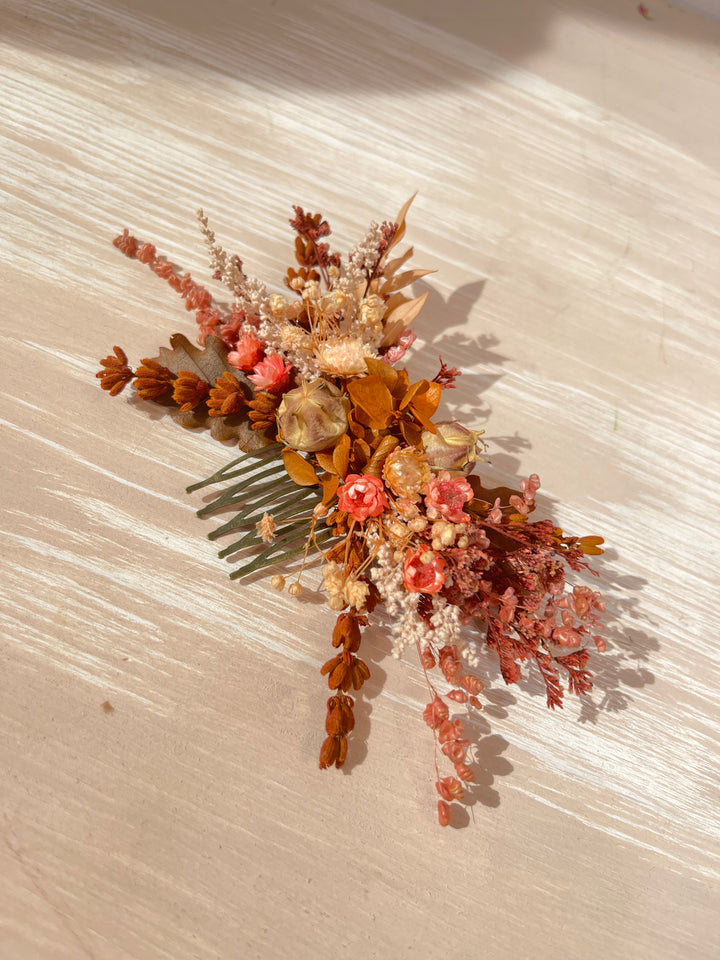 Haarkamm aus Trockenblumen | Terrakotta, Rost und Rouge mit Schleierkraut