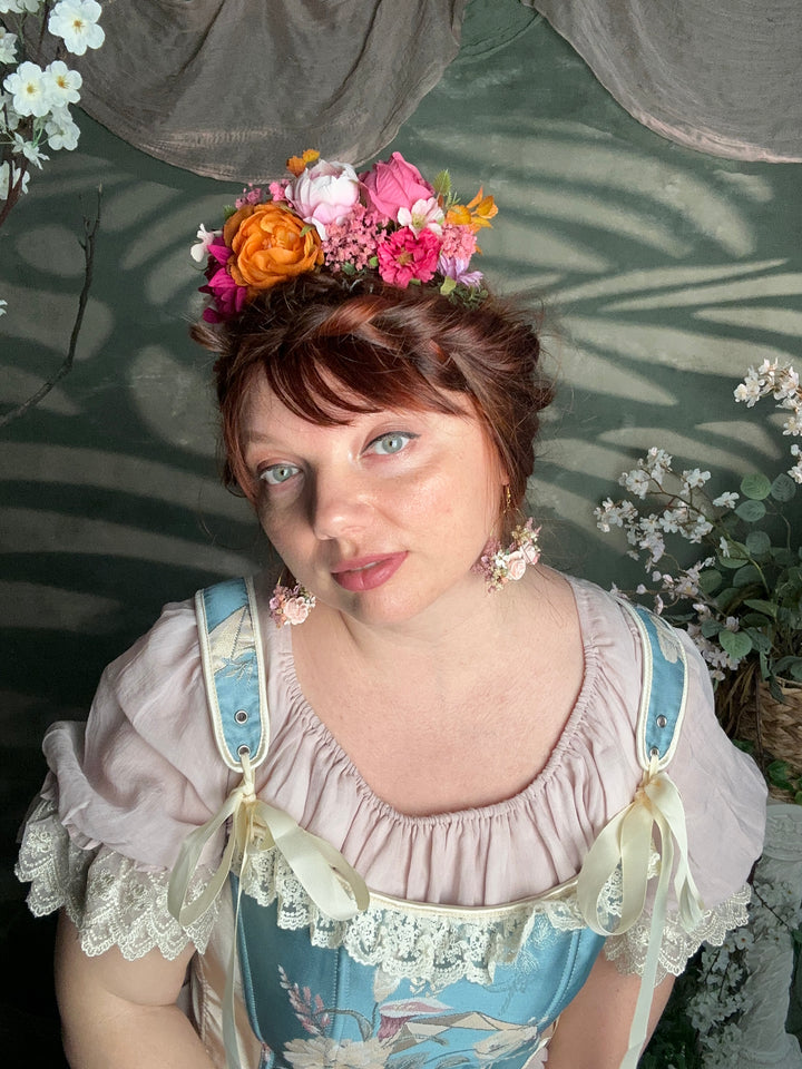 Frida Blumenkrone mit Pfingstrosen und Gartenrosen