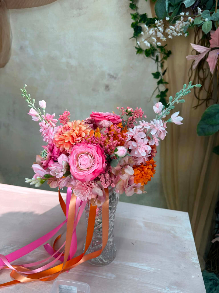 Pink Orange Boho Brautstrauß mit Ranunkeln, Dahlien und Wildblumen