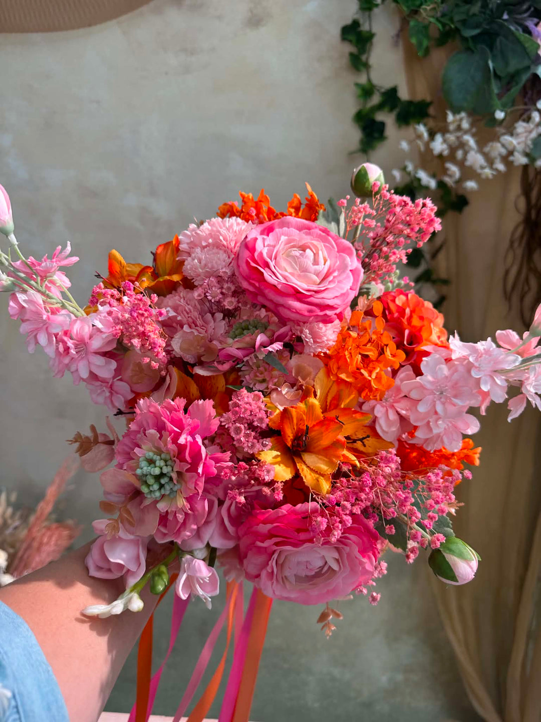 Pink Orange Boho Brautstrauß mit Ranunkeln, Dahlien und Wildblumen