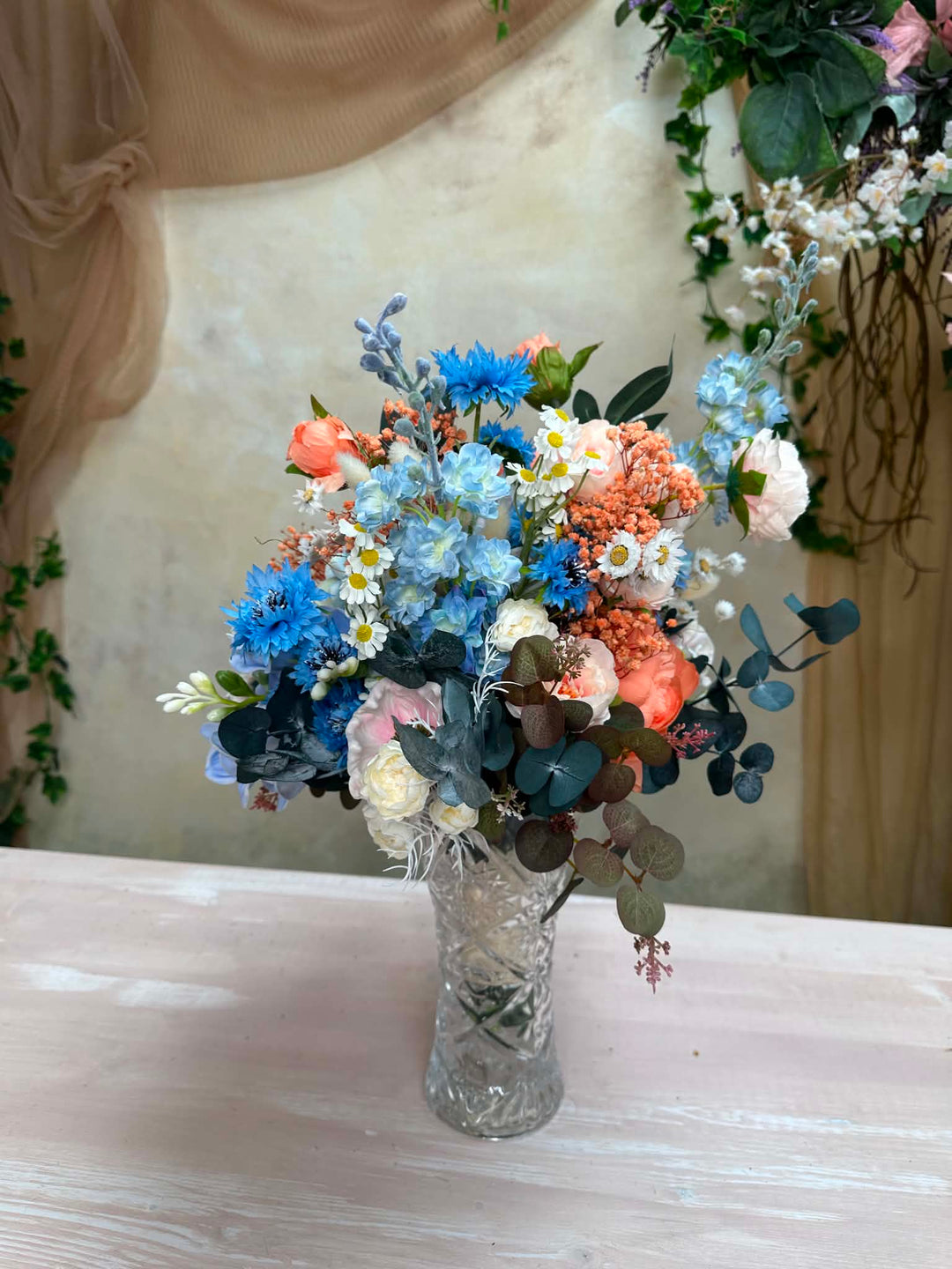 Korallenblaues Brautbouquet mit Pfingstrosen, Hortensien und Kornblumen