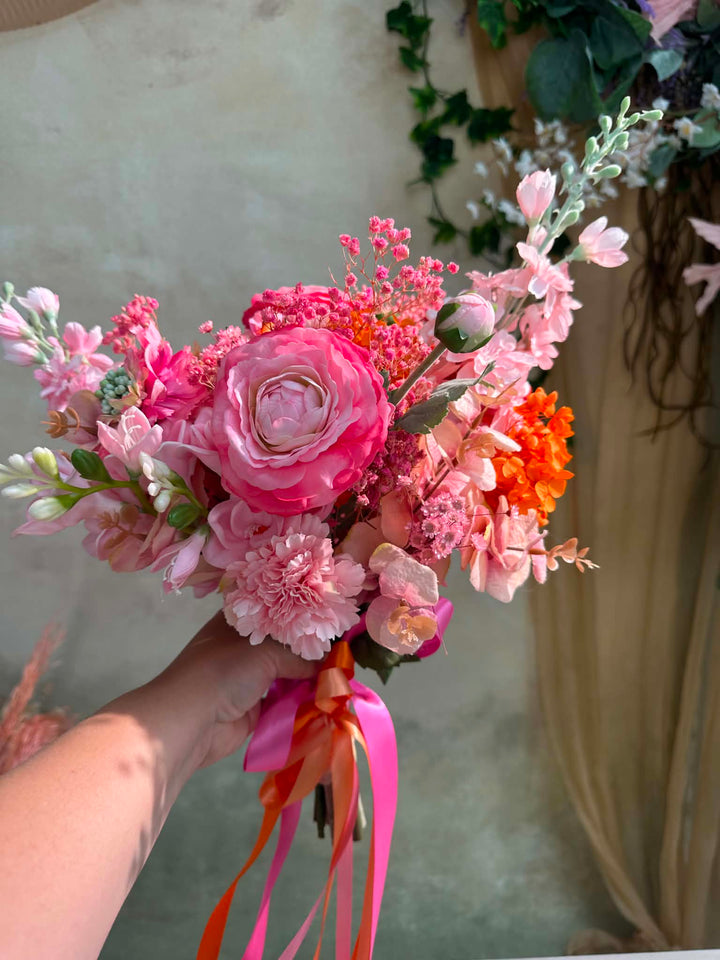 Pink Orange Boho Brautstrauß mit Ranunkeln, Dahlien und Wildblumen