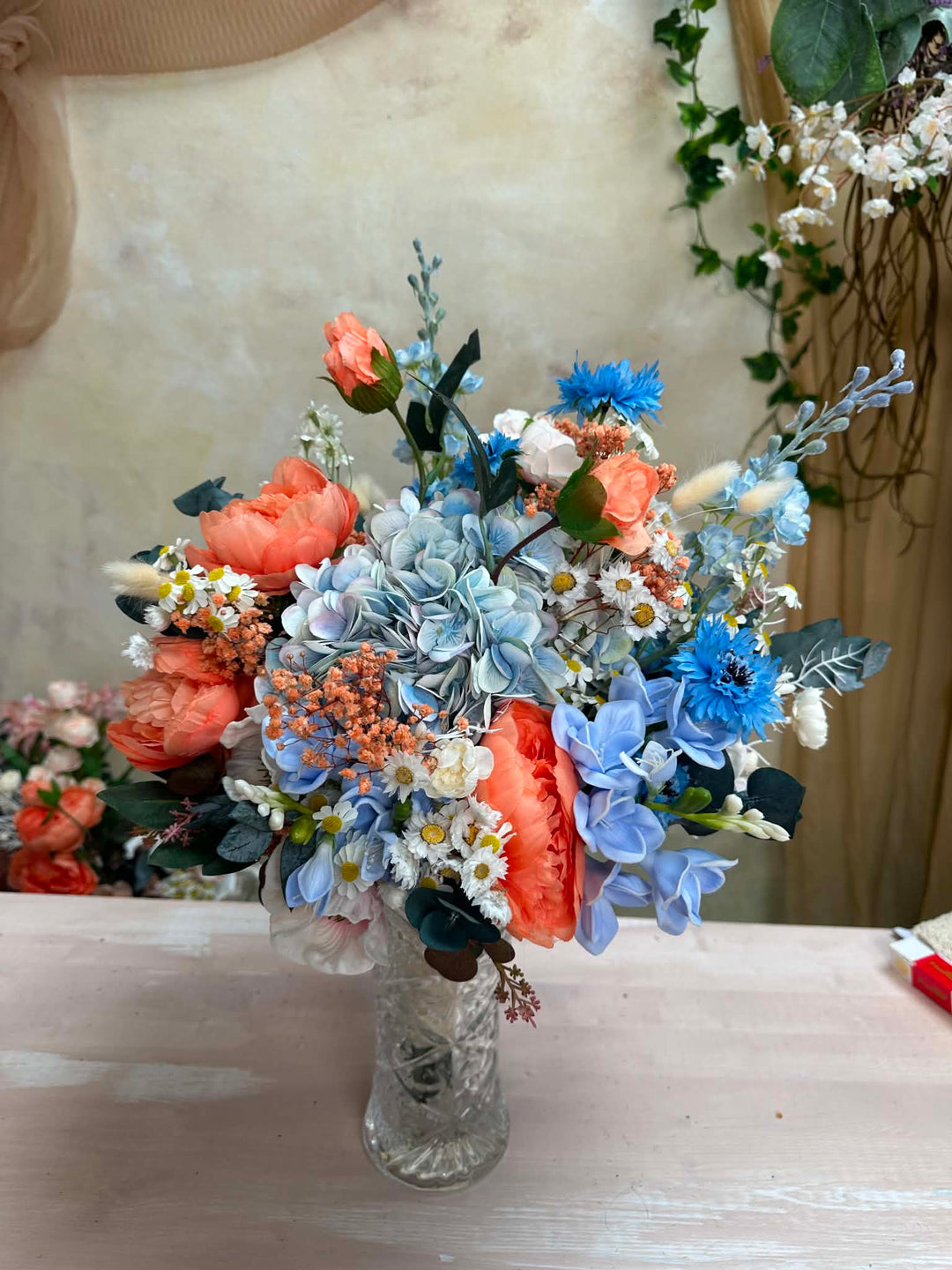 Korallenblaues Brautbouquet mit Pfingstrosen, Hortensien und Kornblumen