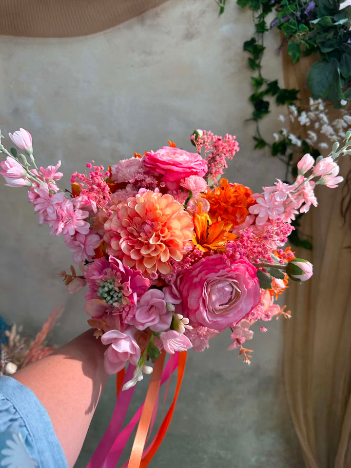 Pink Orange Boho Brautstrauß mit Ranunkeln, Dahlien und Wildblumen