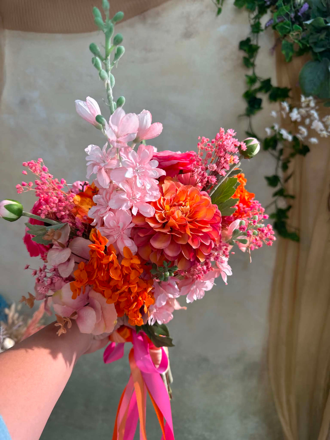 Pink Orange Boho Brautstrauß mit Ranunkeln, Dahlien und Wildblumen
