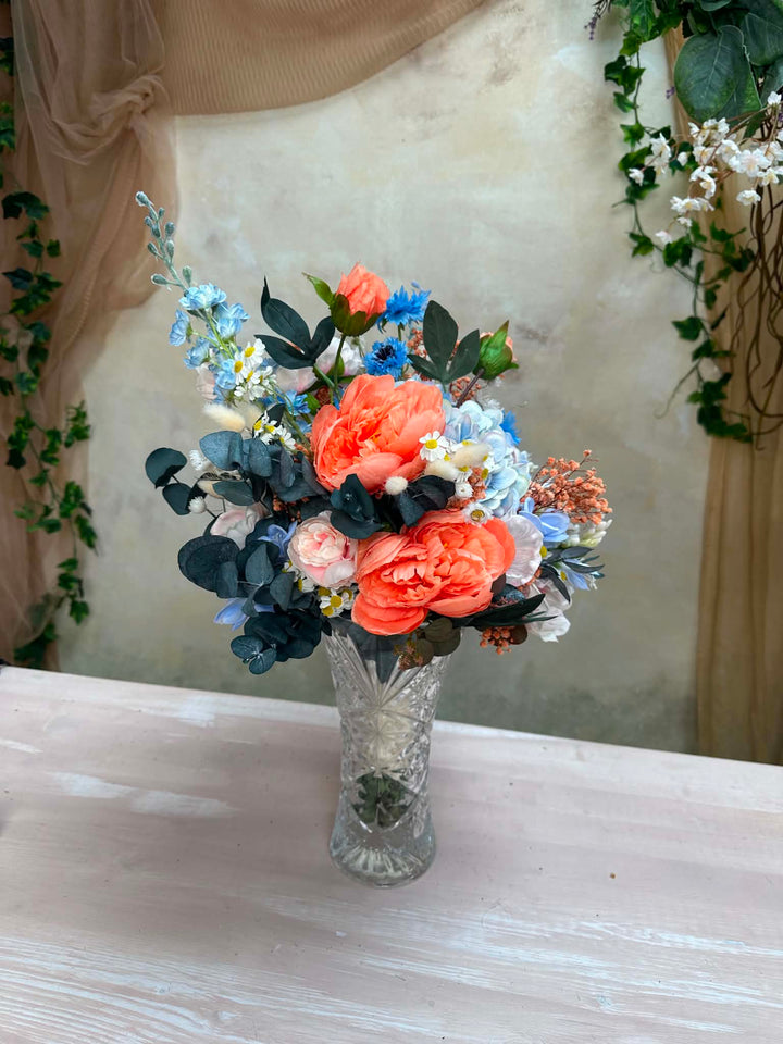 Korallenblaues Brautbouquet mit Pfingstrosen, Hortensien und Kornblumen