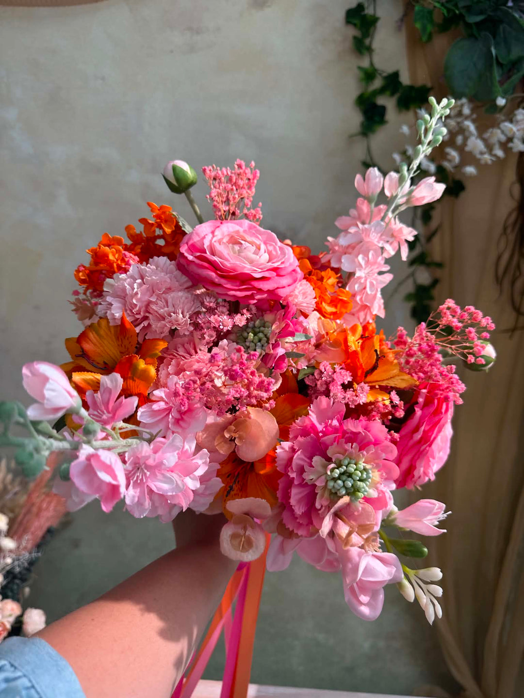 Pink Orange Boho Brautstrauß mit Ranunkeln, Dahlien und Wildblumen