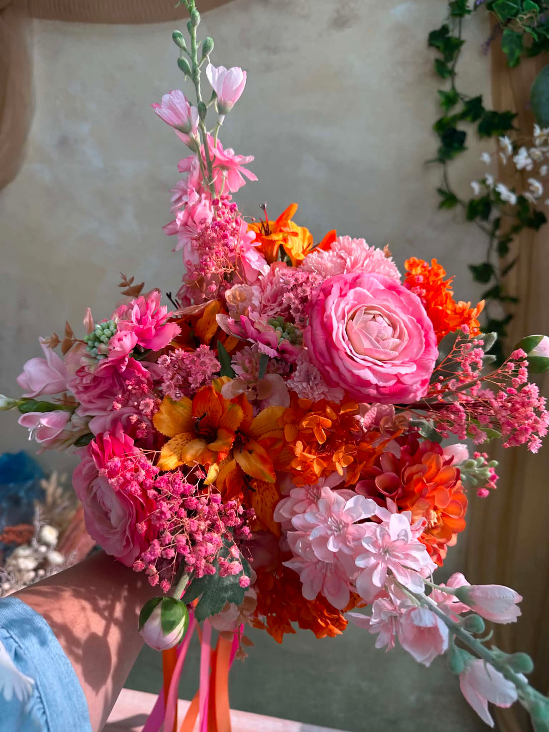 Pink Orange Boho Brautstrauß mit Ranunkeln, Dahlien und Wildblumen