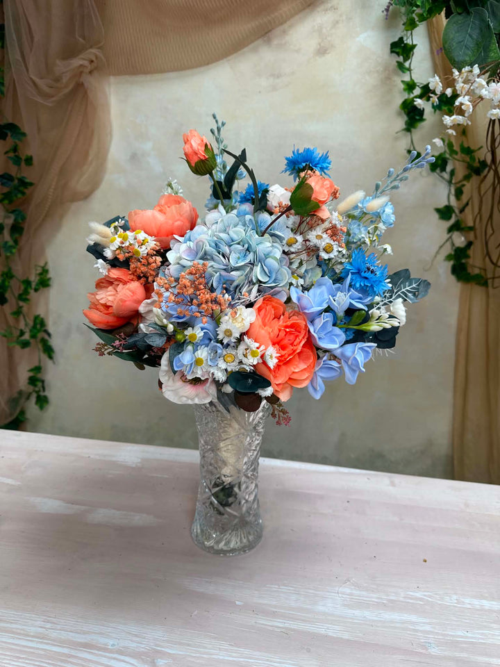 Korallenblaues Brautbouquet mit Pfingstrosen, Hortensien und Kornblumen