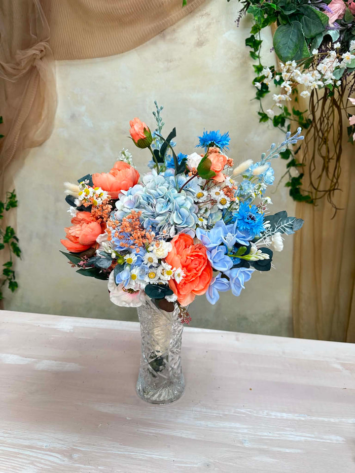 Korallenblaues Brautbouquet mit Pfingstrosen, Hortensien und Kornblumen