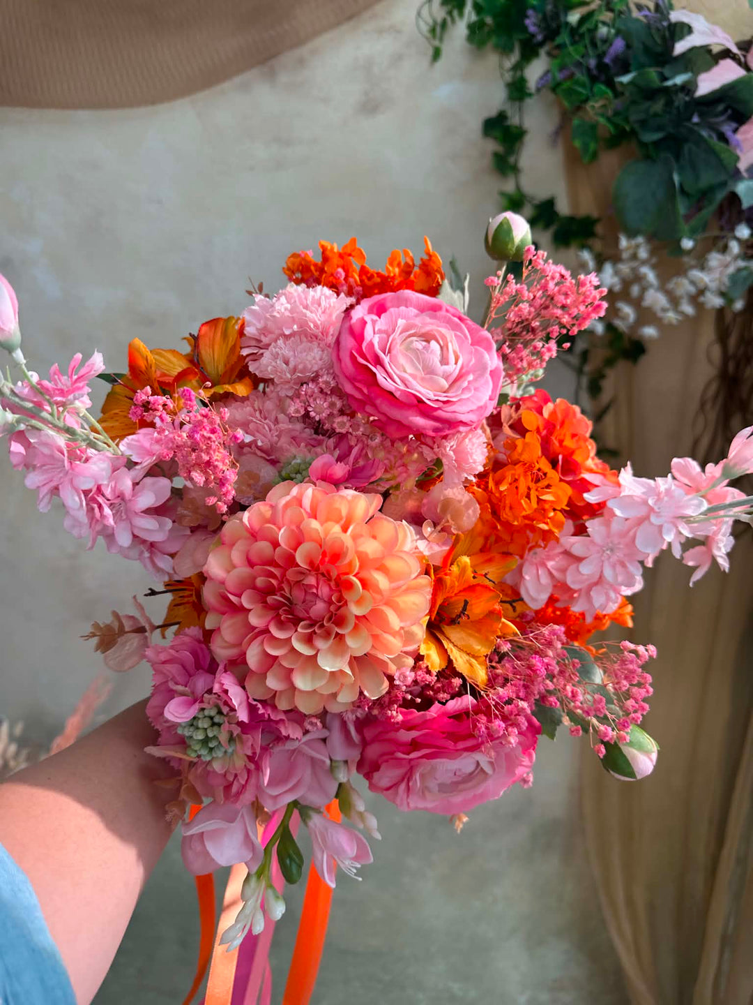 Pink Orange Boho Brautstrauß mit Ranunkeln, Dahlien und Wildblumen