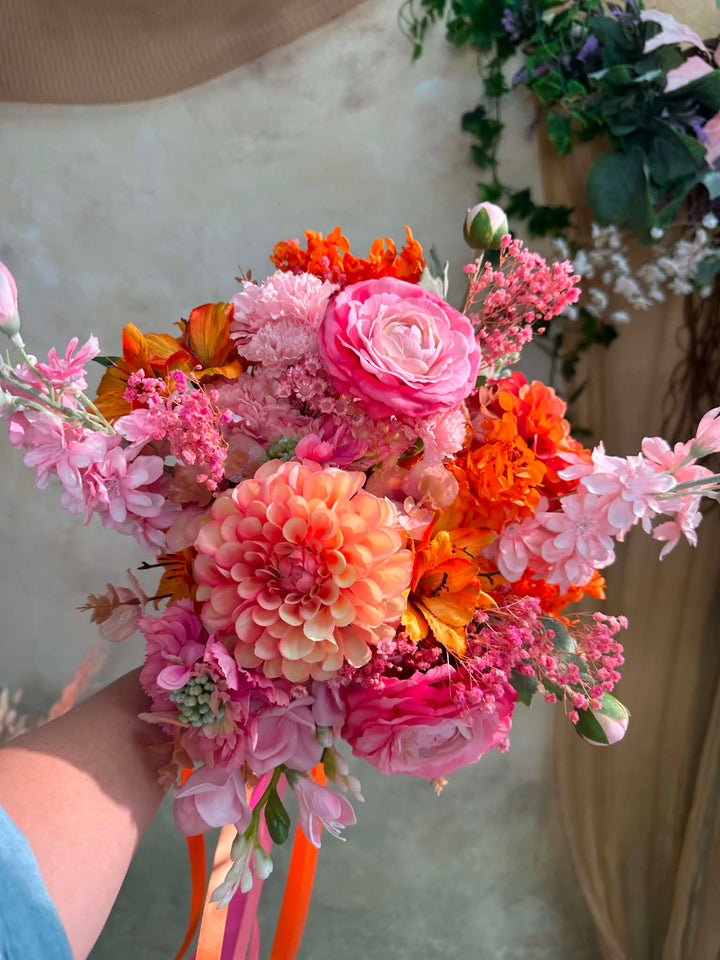 Pink Orange Boho Brautstrauß mit Ranunkeln, Dahlien und Wildblumen