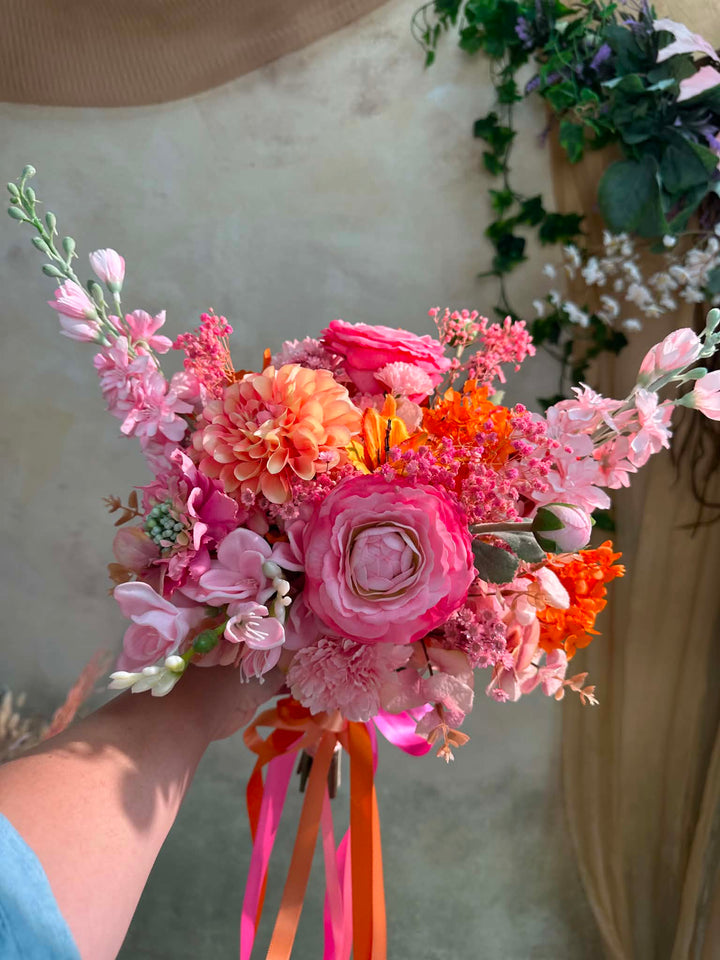Pink Orange Boho Brautstrauß mit Ranunkeln, Dahlien und Wildblumen