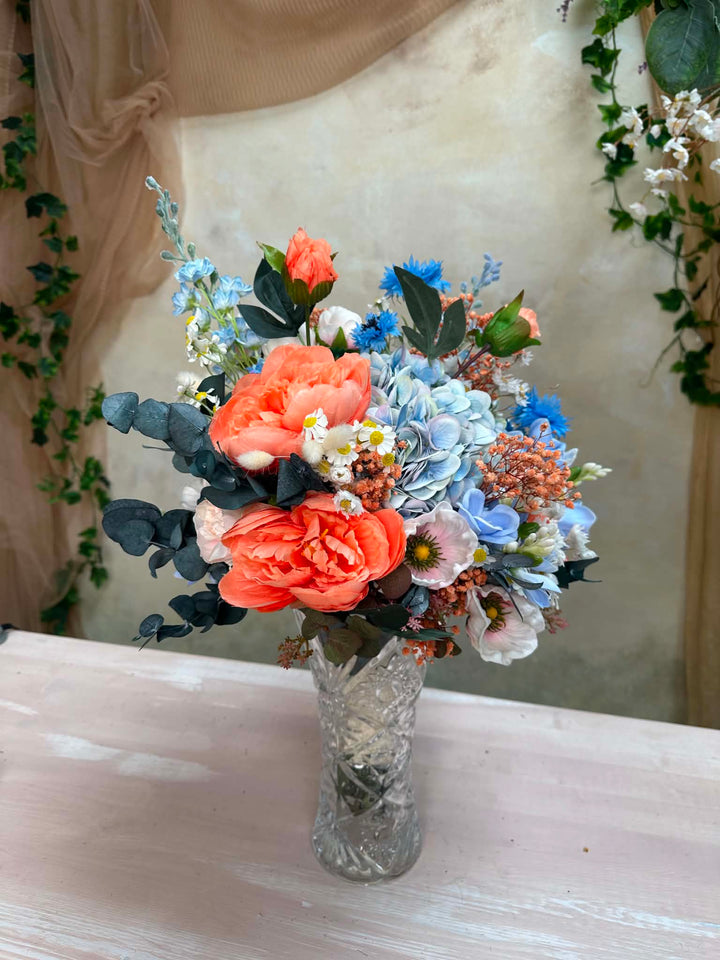 Korallenblaues Brautbouquet mit Pfingstrosen, Hortensien und Kornblumen