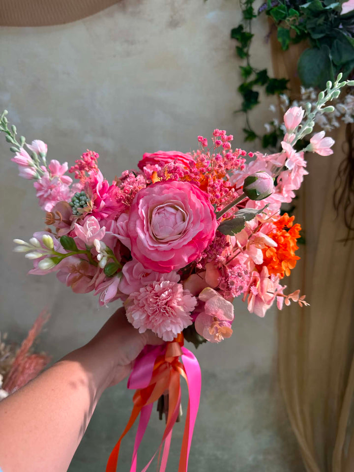 Pink Orange Boho Brautstrauß mit Ranunkeln, Dahlien und Wildblumen