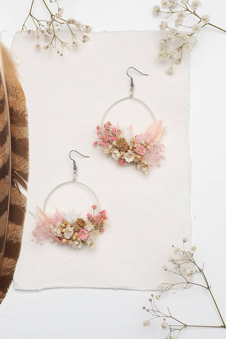 Romantisches rosa-cremefarbenes Blumenhaarband: Braut-Haarschmuck im Cottagecore-Stil