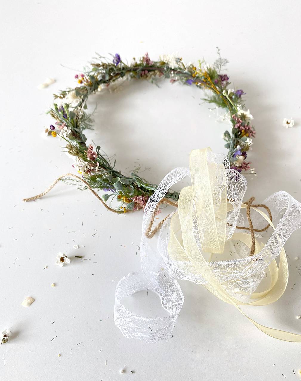 Daisy Flower Crown – Light and Romantic Dirndl Accessory for Oktoberfest – handmade floral hair accessory by magaela