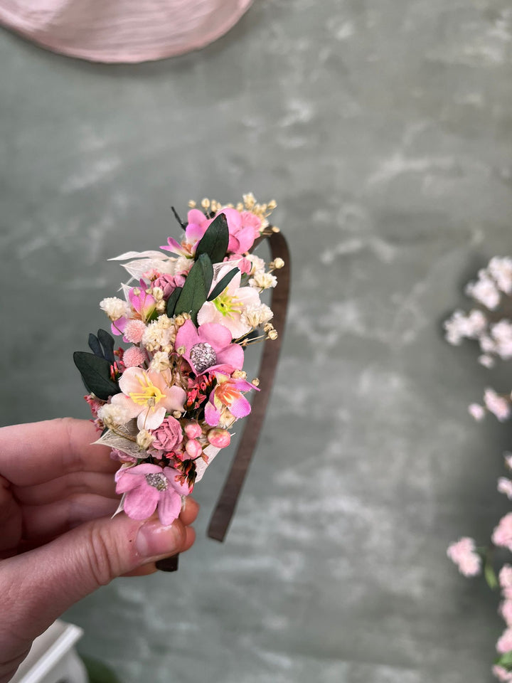 Florales Seitenstirnband mit rosa Blüten, Schleierkraut und Eukalyptus