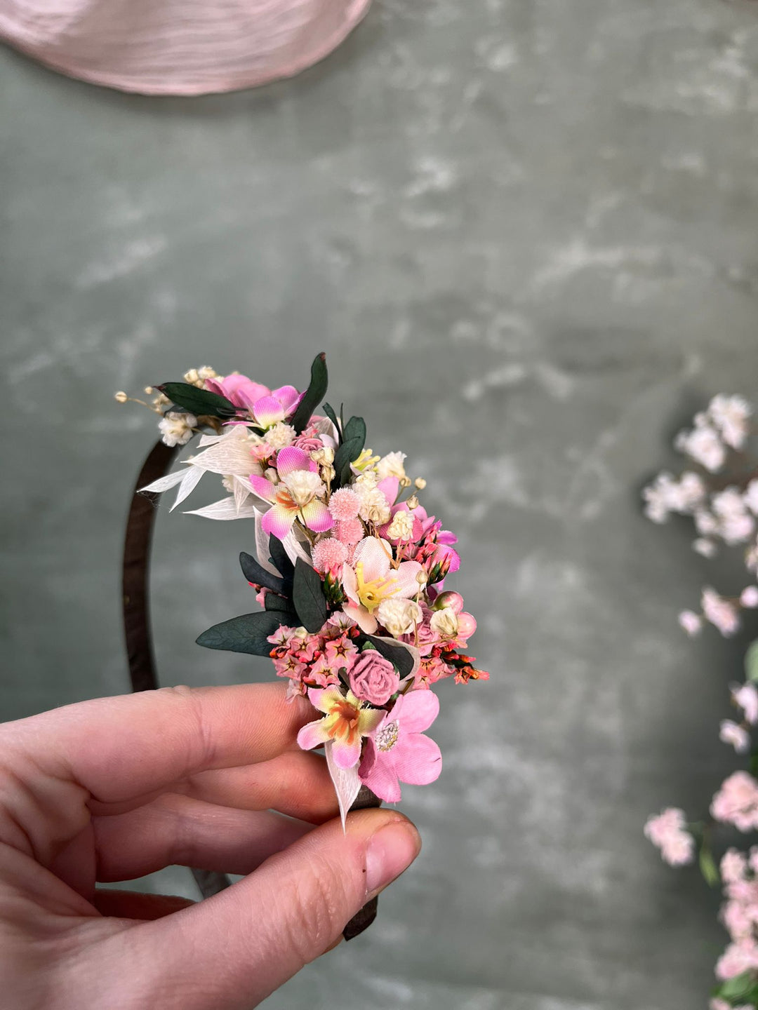 Florales Seitenstirnband mit rosa Blüten, Schleierkraut und Eukalyptus