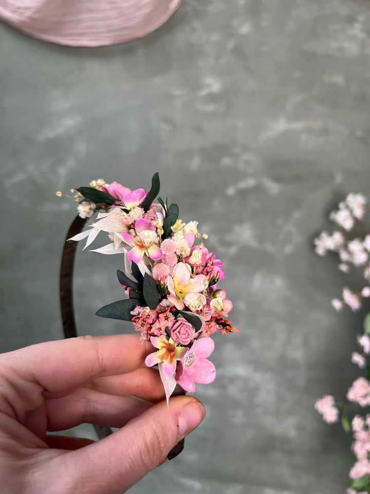 Florales Seitenstirnband mit rosa Blüten, Schleierkraut und Eukalyptus