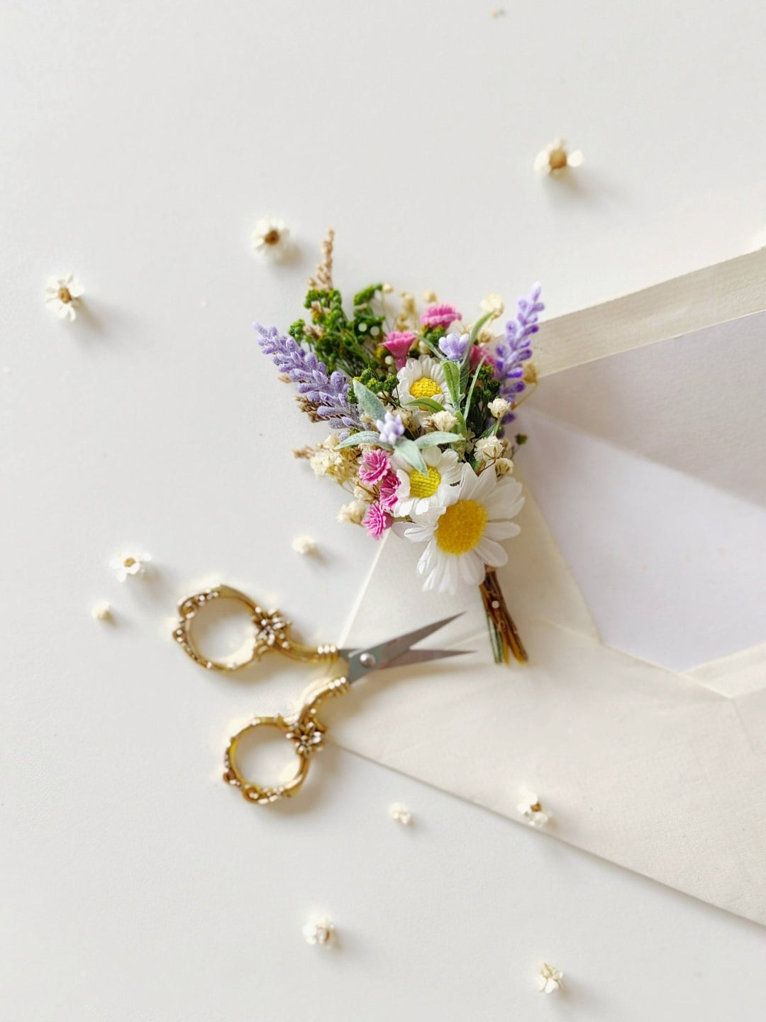 Daisy Boutonniere: Wildflower Lavender Corsage, Spring Wedding – handmade floral hair accessory by magaela