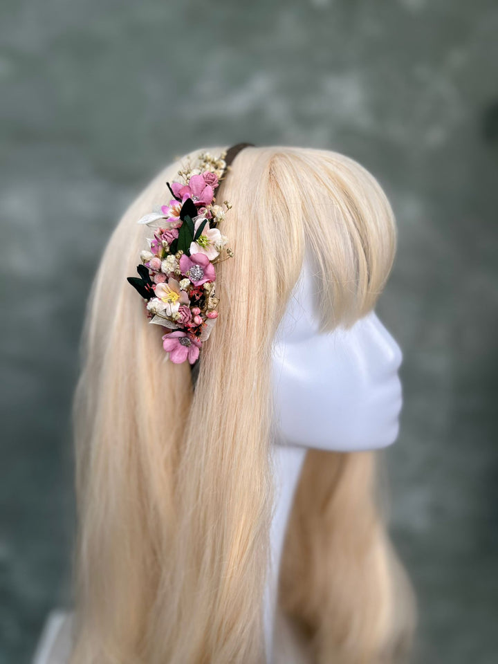 Florales Seitenstirnband mit rosa Blüten, Schleierkraut und Eukalyptus