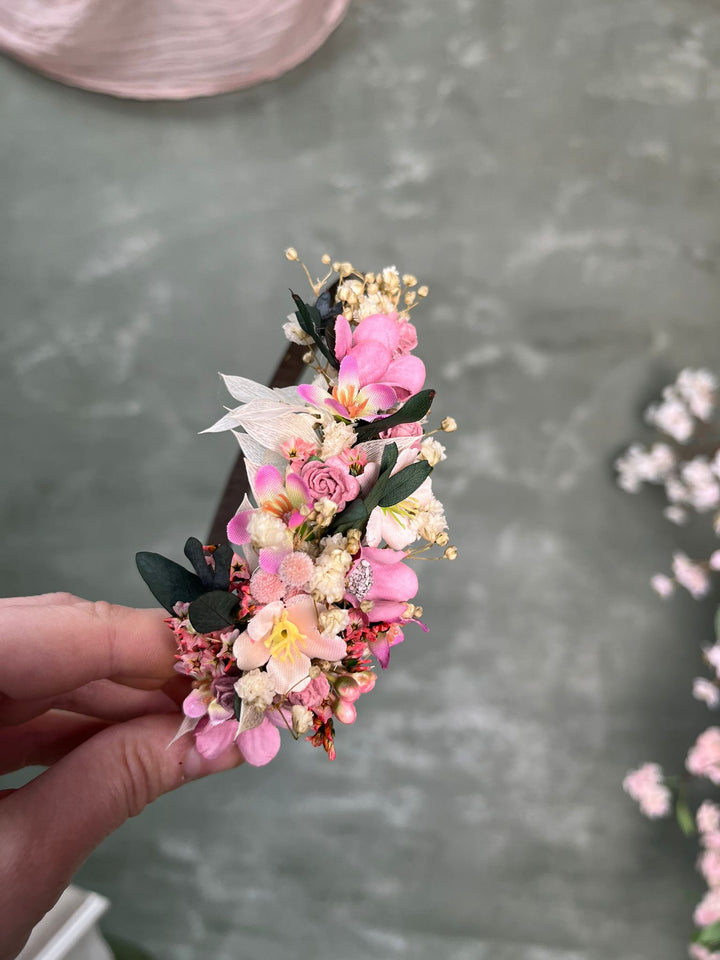 Florales Seitenstirnband mit rosa Blüten, Schleierkraut und Eukalyptus